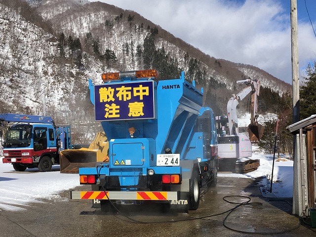 凍結防止剤の散布や除雪の仕事、がんばってます！