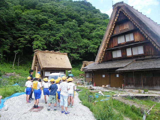 白川郷学園４年生のみなさんの、合掌造り「旧遠山家」の見学♪